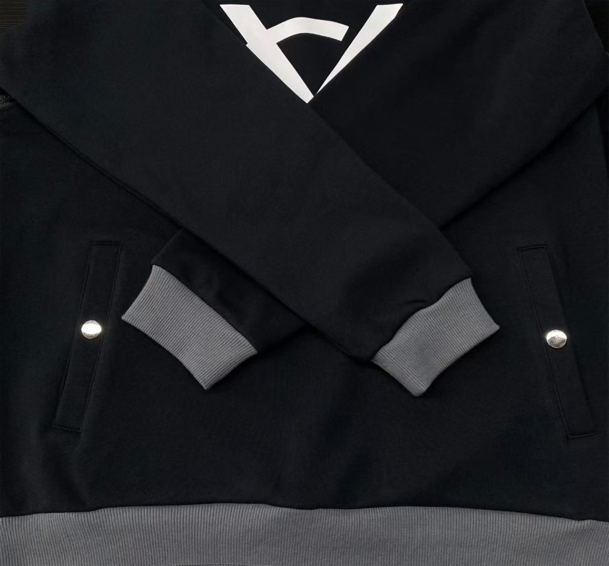Custom-made autumn sweatshirt with irregular-shaped zipper lapel